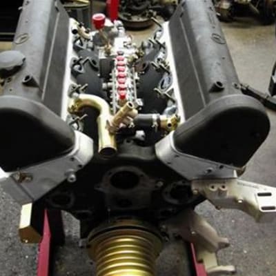 Motorinstandsetzung eines Mercedes 600 11