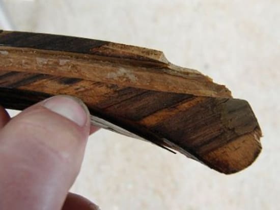 Abgebrochene Ecken und beschädigte Furniere