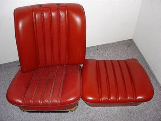 Alte und neu gefärbte Sitze eines Mercedes 600