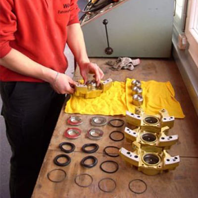 Zusammenbau von Kolben und Repsätzen