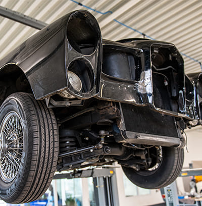 Oldtimer auf Hebebühne