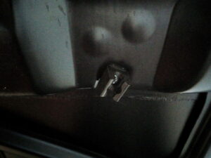 Clip zum Befestigen der Reserveradabdeckung. – Bild 2