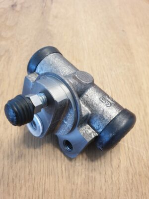 Wheel cylinder for various Mercedes-Benz models